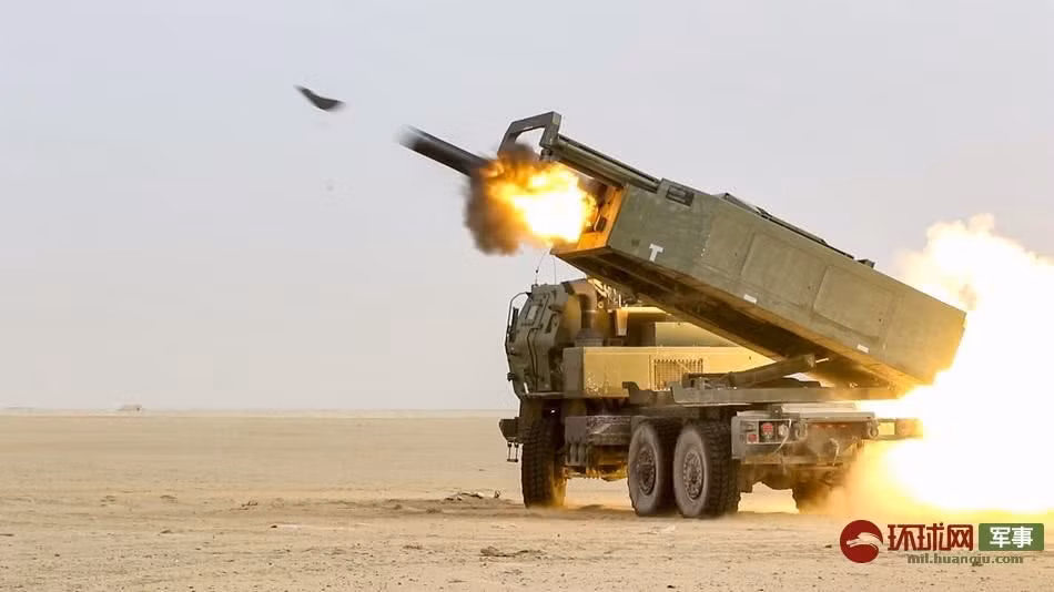 Tuy nhiên, HIMARS của Mỹ lại vượt trội hơn "Cơn Lốc" của Nga ở chỗ nó có tầm bắn xa gấp... hơn ba lần. Cụ thể, pháo phản lực HIMARS có tầm bắn tối đa lên tới 300km - một tầm bắn không tưởng với một tổ hợp pháo phản lực phóng loạt. Nguồn ảnh: QQ.