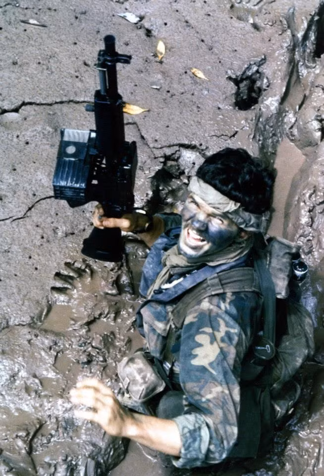 Sơ tốc đầu nòng của khẩu súng máy này cũng lên tới 991 mét/giây - nhanh hơn cả súng tiểu liên cực nhanh AR-15. Tầm bắn hiệu quả của khẩu súng này tối đa vào khoảng 1000 mét. Nguồn ảnh: Vietnamwarmuseum.