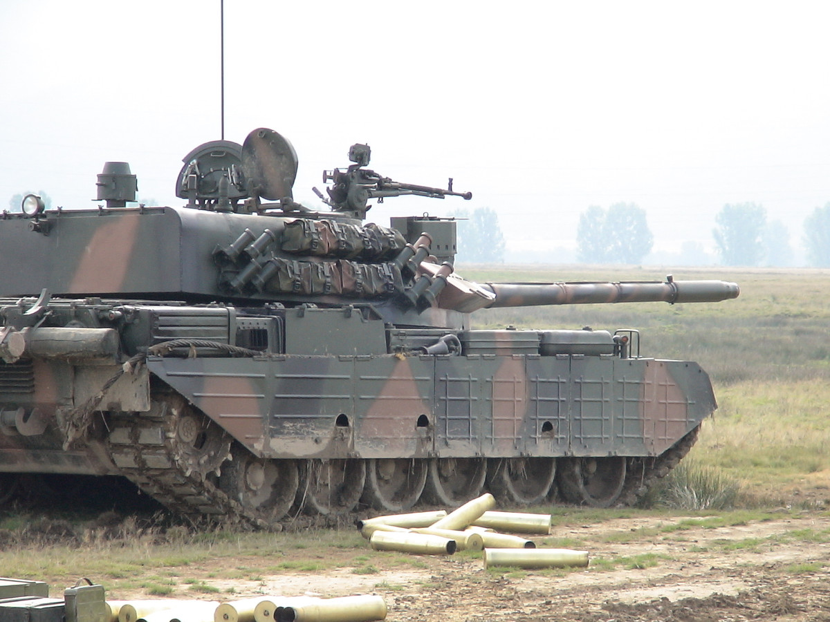 Xe tăng chủ lực chiến trường TR-85 sau đó đã được các kỹ sư Romania nghiên cứu và cho ra đời với việc phát triển từ dòng xe tăng T-54/55 nhưng có động cơ khoẻ hơn, kích thước lớn hơn và hoả lực mạnh hơn. Nguồn ảnh: Forces.
