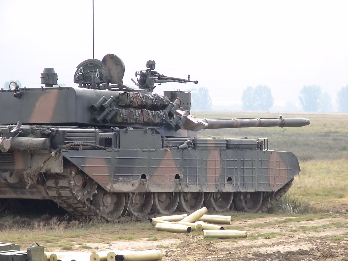 Xe tăng chủ lực chiến trường TR-85 sau đó đã được các kỹ sư Romania nghiên cứu và cho ra đời với việc phát triển từ dòng xe tăng T-54/55 nhưng có động cơ khoẻ hơn, kích thước lớn hơn và hoả lực mạnh hơn. Nguồn ảnh: Forces.