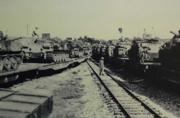 Khoảng giữa thập niên 60 của thế kỷ trước, Liên Xô cũng cung cấp cho Việt Nam một số lượng nhỏ pháo tự hành chống tăng SU-100. Ảnh: SU-100 tại một ga xe lửa ở miền Bắc Việt Nam. Nguồn ảnh: QDND.