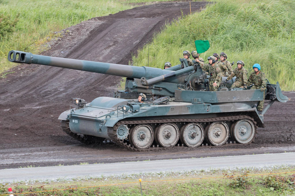 Việc vận hành khẩu pháo khổng lồ này cần tới cần tới kíp chiến đấu lên tới 13 người, trong đó sẽ có 5 người ngồi trên xe pháo tự hành, 8 người còn lại ngồi trên xe bọc thép chở quân hộ tống. Nguồn ảnh: Pinterest.