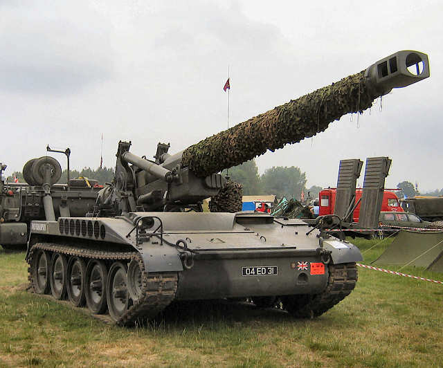 Tầm bắn của lựu pháo tự hành M110 203mm với đạn thông thường chỉ là 16,8-25km và chỉ đạt 30km với đạn tăng tầm. Nguồn ảnh: Pinterest.