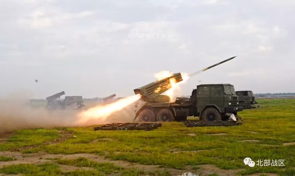 Gần đây, lực lượng Pháo binh Trung Quốc đã có cuộc tập trận chiến thuật bắn đạn thật để kiểm tra khả năng tác chiến và phản ứng của các đơn vị đóng quân tại miền nam nước này. Nguồn ảnh: Sina.