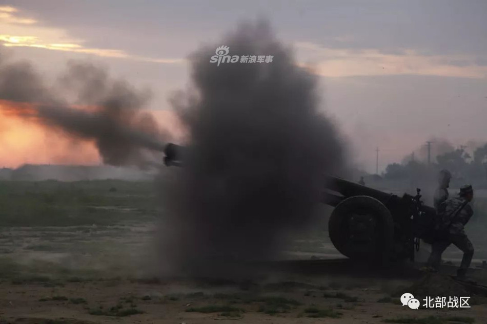 Với những khẩu pháo lựu như D-30, thời gian chuyển trạng thái từ chiến đấu sang hành quân để di chuyển trận địa, tránh bị tấn công có thể mất tới hàng chục phút, thừa đủ thời gian cho Không quân đối phương tiếp cận trận địa và tấn công. Nguồn ảnh: Sina.