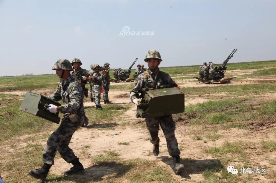 Binh lính Trung Quốc tiếp tế cho các trận địa pháo phòng không, sẵn sàng khai hoả bảo vệ trận địa pháo. Nguồn ảnh: Sina.