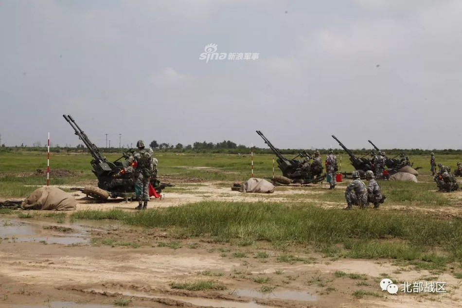 Lực lượng đi kèm không thể thiếu với pháo binh là các đơn vị phòng không với trận địa phòng không dày đặc, đảm bảo không quân của đối phương không thể tiếp cận và oanh tạc được trận địa pháo của đơn vị bạn. Nguồn ảnh: Sina.