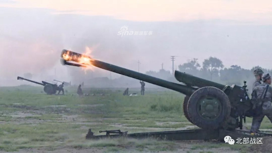 Pháo lựu D-30 của Quân đội Trung Quốc. Khẩu pháo này có trọng lượng rất gọn nhẹ chỉ 3,2 tấn, sử dụng cỡ nòng 122mm và có tầm bắn xa nhất lên tới 21,9 km khi sử dụng đạn phản lực. Nguồn ảnh: Sina.