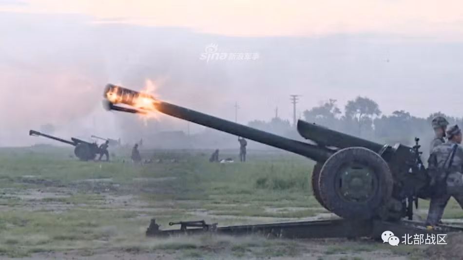 Pháo lựu D-30 của Quân đội Trung Quốc. Khẩu pháo này có trọng lượng rất gọn nhẹ chỉ 3,2 tấn, sử dụng cỡ nòng 122mm và có tầm bắn xa nhất lên tới 21,9 km khi sử dụng đạn phản lực. Nguồn ảnh: Sina.