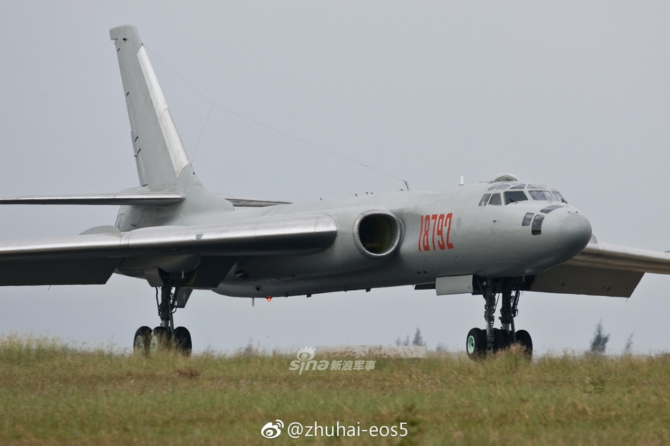 Máy bay tiếp liệu trên không HY-6 bắt đầu được Không quân Trung Quốc phát triển từ những năm 90 của thế kỷ trước. Phiên bản tiếp liệu đầu tiên của Trung Quốc này được cho là có giá thành rẻ và mang được một lượng nhiên liệu khá lớn. Nguồn ảnh: Zhuhai.
