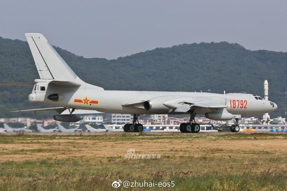 Tuy vậy, về cơ bản thì H-6 và mọi phiên bản được phát triển từ phiên bản oanh tạc cơ này đều được xem là đã quá hạn và Trung Quốc đang cố gắng phát triển không những một loại máy bay ném bom mà là cả một "hệ sinh thái máy bay chiến lược" trong tương lai để thay thế cho loại oanh tạc cơ này. Nguồn ảnh: Zhuhai.
