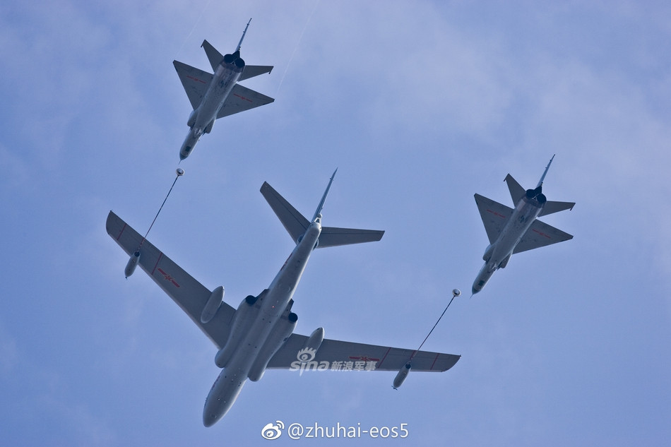 Phải tới tận phiên bản mới nhất đó là bản máy bay tiếp liệu Xian HY-6DU, chiếc máy bay này mới trở thành máy bay tiếp liệu đúng nghĩa khi hệ thống điều khiển hoả lực bị tháo bỏ ra và mất đi khả năng triển khai tên lửa. Nguồn ảnh: Zhuhai.