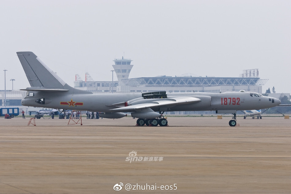 Tới nay, Xian H-6 không chỉ đảm nhiệm vai trò máy bay ném bom chiến lược của Không quân Trung Quốc mà nó còn được phát triển thành nhiều loại máy bay hỗ trợ trên không khác nhau phục vụ cho hoạt động của Không quân Trung Quốc. Nguồn ảnh: Zhuhai.