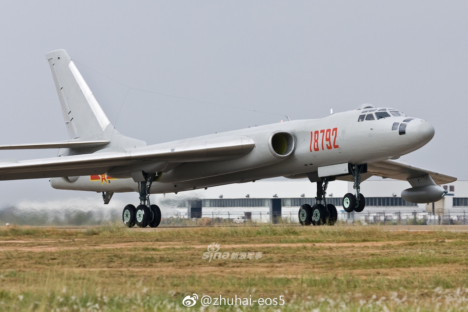 Cụ thể, các thông tin về HY-6 cho thấy loại máy bay tiếp liệu trên không này có thể mang được tới tối đa 75 tấn nhiên liệu ở thùng chứa bên trong máy bay. Ngoài ra, các giá treo ngoài còn có khả năng mang theo 37 tấn nhiên liệu khác trên các thùng xăng phụ. Nguồn ảnh: Zhuhai.