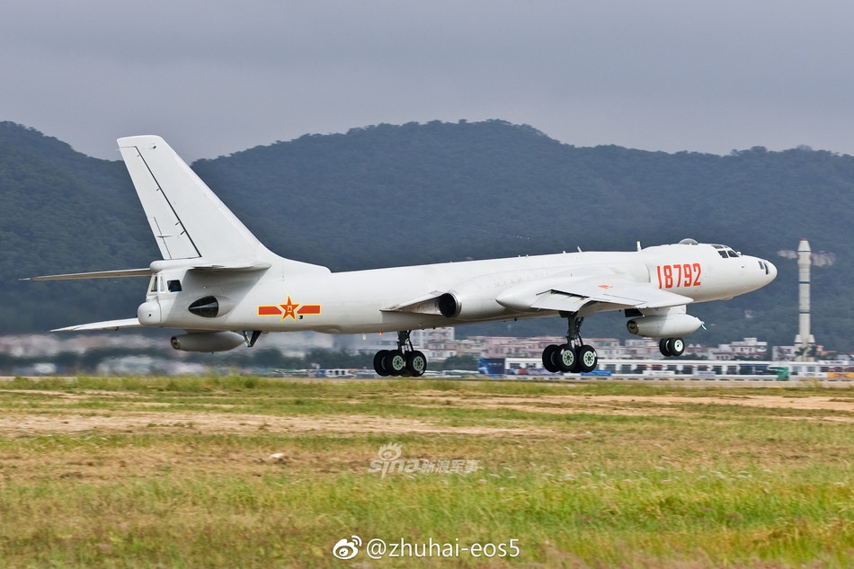 Chưa hết, Xian HY-6 còn là loại máy bay tiếp liệu duy nhất trên thế giới vẫn có khả năng... mang và triển khai tên lửa do hệ thống điều khiển hoả lực của nó vẫn được giữ nguyên. Nguồn ảnh: Zhuhai.