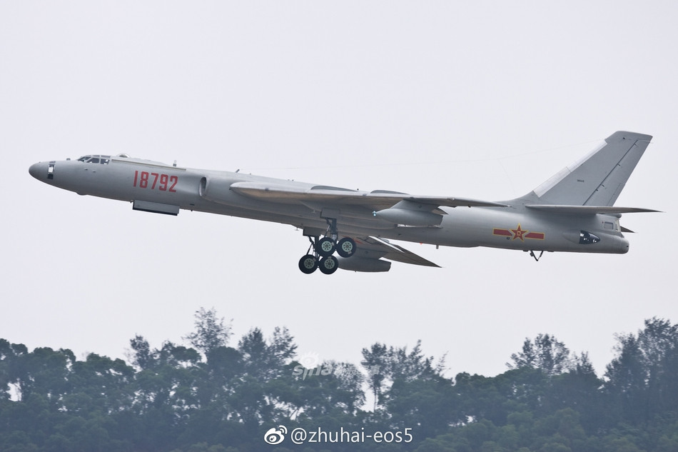 Một trong những phiên bản quan trọng nhất của H-6 đó là bản máy bay tiếp nhiên liệu trên không HY-6. Nguồn ảnh: Zhuhai.