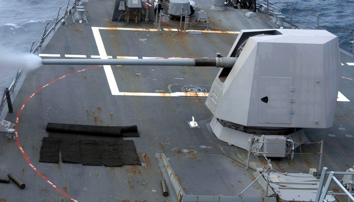 Tuỳ từng loại tàu mà hải pháo Mk 45 sẽ có dự trữ đạn trong hệ thống nạp đạn tự động từ 600 viên (lớp Ticonderoga) lên tới tối đa 680 viên (lớp Arleigh Burke). Nguồn ảnh: USnavy.