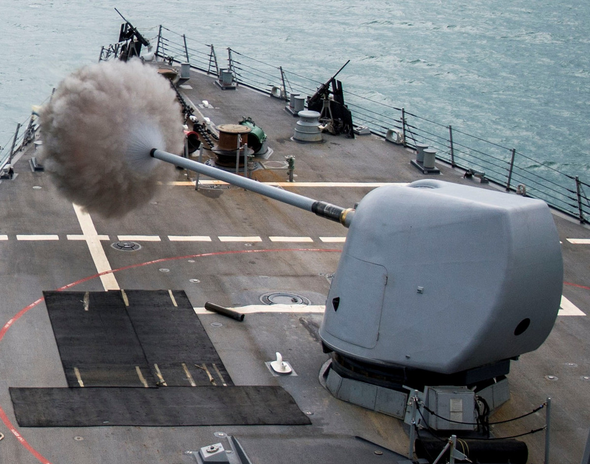Khẩu pháo tự động này có khả năng hạ nòng thấp nhất xuống -15 độ so với mặt phẳng sàn tàu và nâng nòng cao nhất đạt góc 65 độ. Nguồn ảnh: Navy.