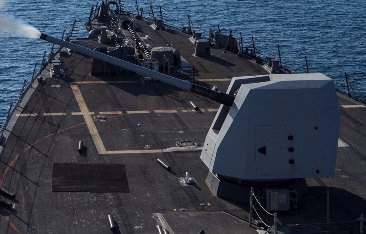 Loại đạn điện từ tốc độ cao tuy được thiết kế để bắn đi từ pháo điện từ nhưng với một vài cải biên hoàn toàn có thể bắn đi được từ hải pháo Mk 45 và vượt trội hơn hẳn so với các loại đạn pháo thông thường. Nguồn ảnh: Horse.