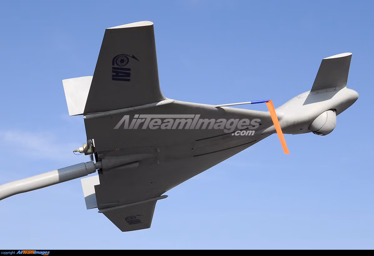 Vũ trang của IAI Harop rất đơn giản, đó là đầu đạn nặng 23kg có sức công phá cực mạnh được đặt ở đầu máy bay. Tầm hoạt động của loại máy bay này lên tới 1.000 km và có thể bay liên tục 6 tiếng trên không. Nguồn ảnh: Airteam.