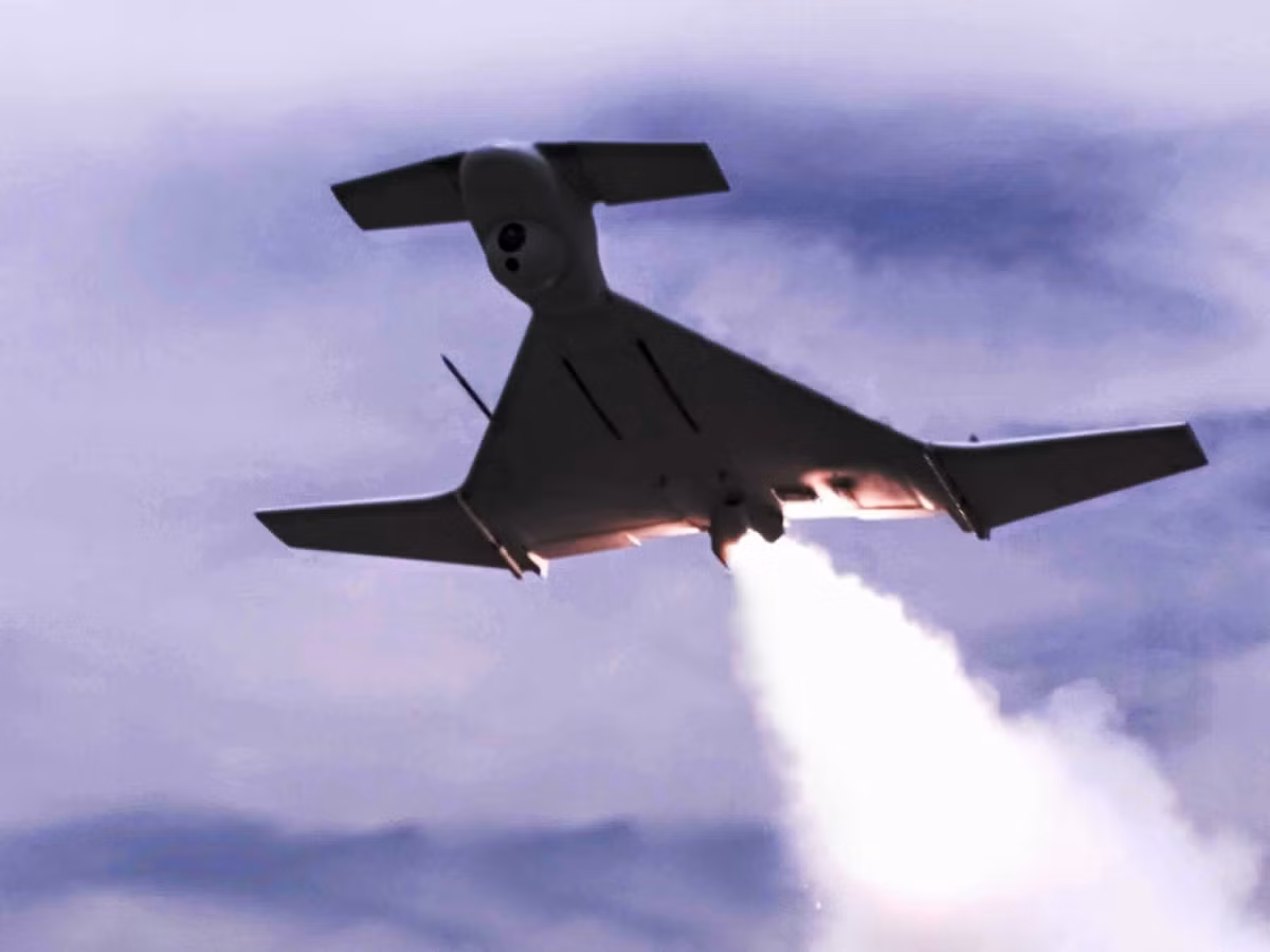 Hệ thống bay của Harop sử dụng động cơ cánh quạt kết hợp cùng sải cánh rộng 3 mét nhưng không rõ tốc độ tối đa của loại máy bay không người lái này là bao nhiêu. Trong ảnh: IAI Harop sử dụng động cơ tên lửa để đạt tốc độ cất cánh, động cơ tên lửa này sẽ hết nhiên liệu chỉ sau vài giây khi Harop bay lên được trên không. Nguồn ảnh: Pinterest.