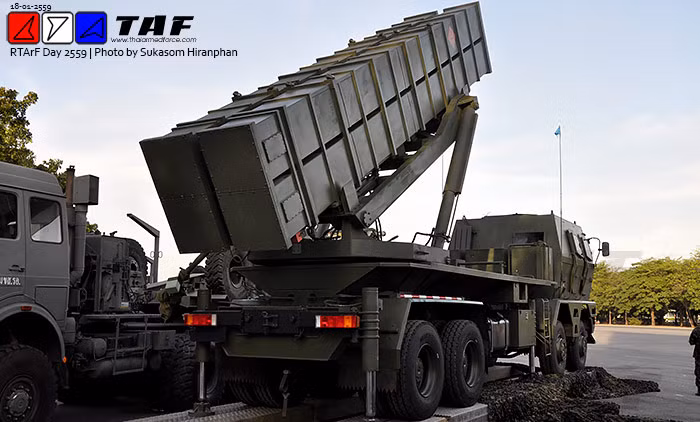 Đầu tiên phải kể tới tổ hợp pháo phản lực có dẫn đường cỡ nòng cực khủng trong biên chế Quân đội Hoàng gia Thái Lan. Đây là các tổ hợp pháo phản lực phóng loạt DTI-1G có cỡ nòng lên tới 300mm. Nguồn ảnh: TAF.