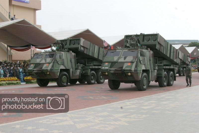 Tuy nhiên loại pháo phản lực này chỉ có cỡ nòng 180mm và tầm bắn tối đa 16.000 mét - nghĩa là chỉ bằng khoảng 1/10 so với tầm bắn tối đa của các loại pháo phản lực trong biên chế của Thái Lan và Việt Nam kể trên. Nguồn ảnh: Photobucket.