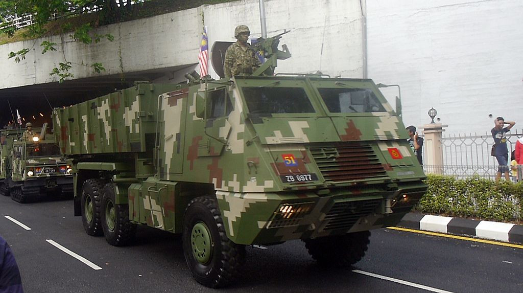 Bù lại, Malaysia lại được trang bị một số lượng cực lớn loại pháo phản lực này, lên tới 54 tổ hợp. Nguồn ảnh: Defenceblog.