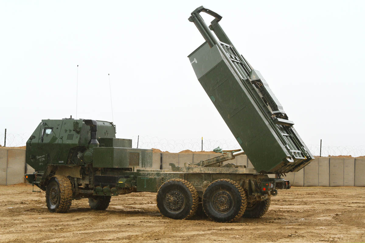Cuối cùng là tổ hợp pháo phản lực phóng loạt M142 HIMARS do Mỹ thiết kế và sản xuất hiện đang nằm trong biên chế quân đội Singapore. Loại pháo phản lực này có giá thành rất đắt đỏ, lên tới 5,5 triệu USD cho mỗi tổ hợp. Nguồn ảnh: Lord.