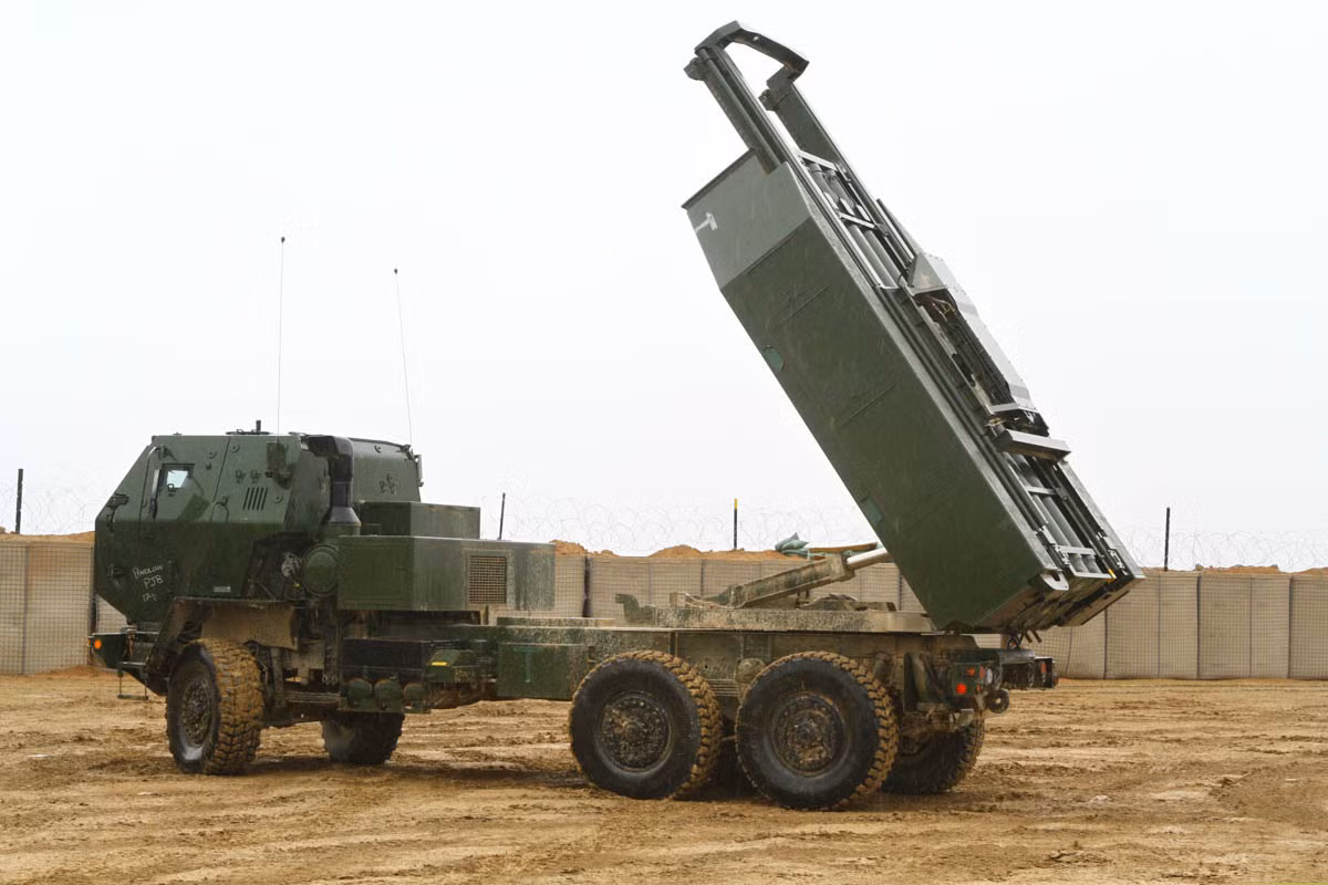 Cuối cùng là tổ hợp pháo phản lực phóng loạt M142 HIMARS do Mỹ thiết kế và sản xuất hiện đang nằm trong biên chế quân đội Singapore. Loại pháo phản lực này có giá thành rất đắt đỏ, lên tới 5,5 triệu USD cho mỗi tổ hợp. Nguồn ảnh: Lord.