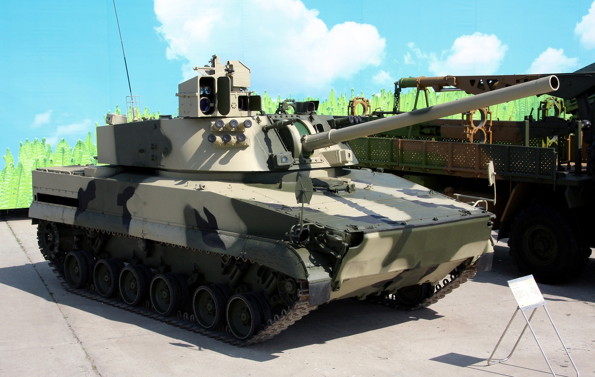 Nona-S sử dụng cỡ nòng 120mm, có góc hạ nòng từ -4 độ tới 80 độ - nghĩa là có thể vừa bắn thẳng vừa bắn được như pháo lựu. Tuy nhiên tháp pháo của nó chỉ xoay được 70 độ - khiến khả năng cơ động yểm trợ hoả lực trên chiến trường không cao. Nguồn ảnh: Armyrec.