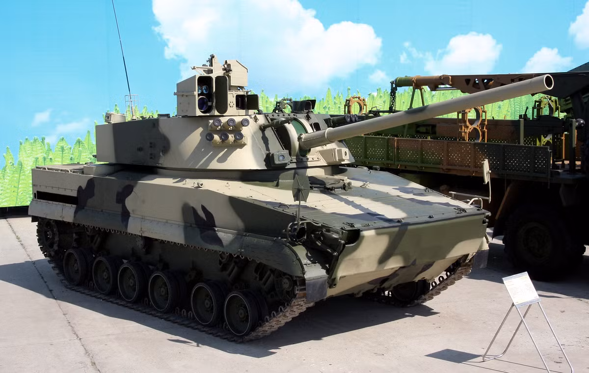 Nona-S sử dụng cỡ nòng 120mm, có góc hạ nòng từ -4 độ tới 80 độ - nghĩa là có thể vừa bắn thẳng vừa bắn được như pháo lựu. Tuy nhiên tháp pháo của nó chỉ xoay được 70 độ - khiến khả năng cơ động yểm trợ hoả lực trên chiến trường không cao. Nguồn ảnh: Armyrec.