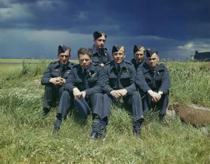 Một nhân vật khác của Không quân Hoàng gia Anh cũng được mệnh danh là Pháo thủ sống dai nhất khi khoẻ mạnh suốt... 92 nhiệm vụ bay trong suốt năm năm chiến tranh trên chiếc máy bay ném bom Lancaster AJ-T của mình. Nguồn ảnh: Warhistoryonline.