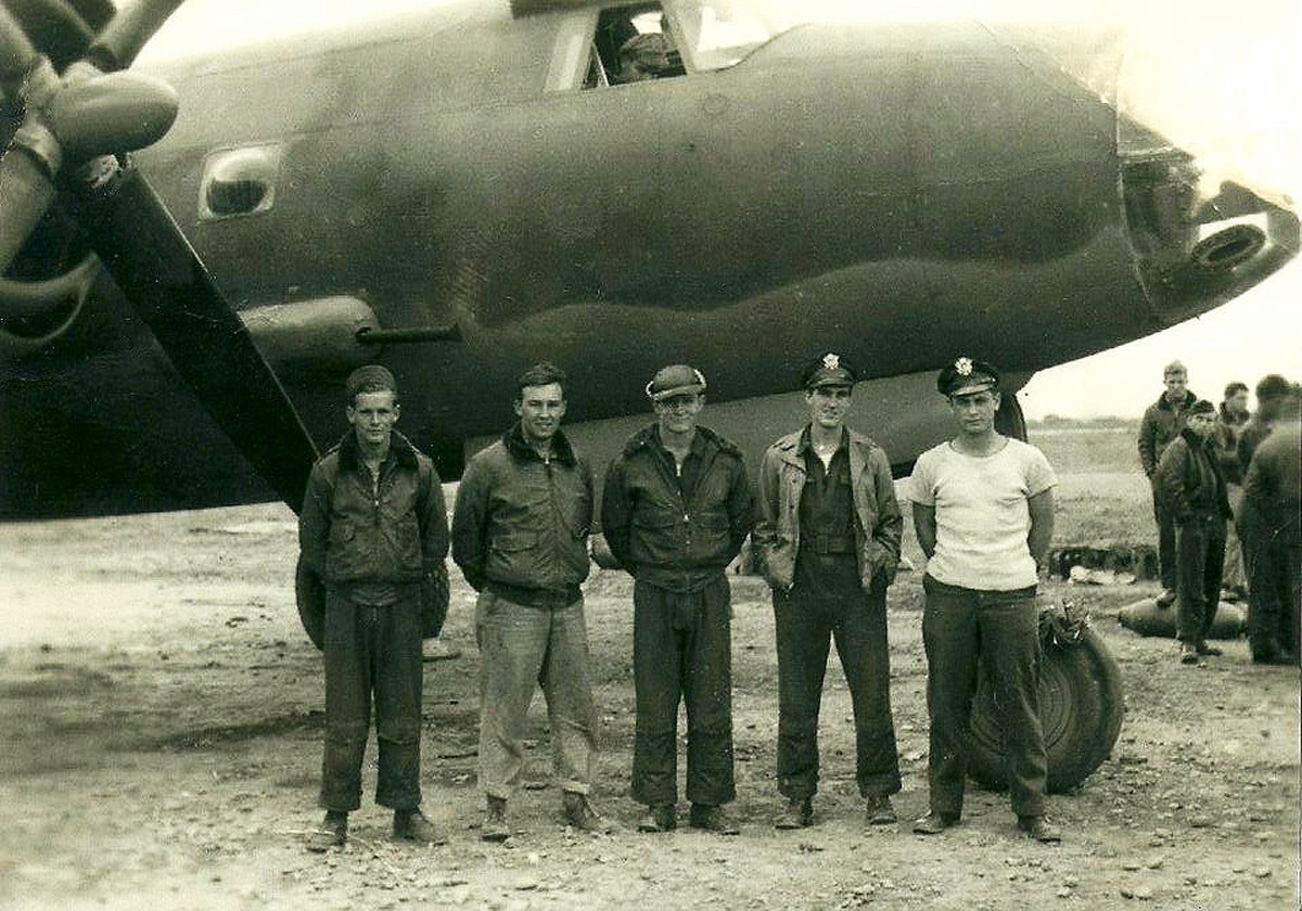 Kỷ lục đầu tiên là phi công trẻ nhất lịch sử không quân Thế giới. Phi công mang tên Marty Sidener (áo trắng) được coi là người trẻ nhất đảm nhận vị trí phi công ném bom trong Chiến tranh Thế giới thứ 2 khi ông chỉ mới... 17 tuổi. Nguồn ảnh: Warhistoryonline.