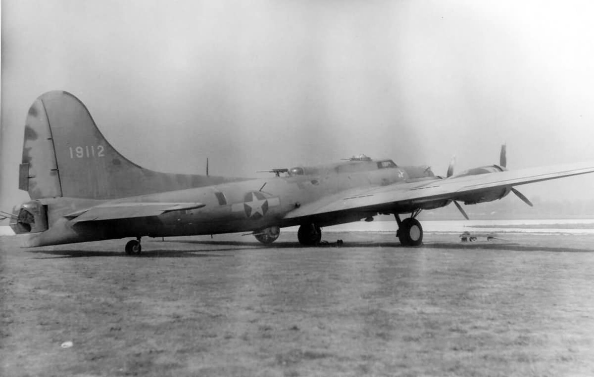 Với hoả lực dày đặc đến ngạc nhiên, chiếc B-17E này không những đạt được thành tích ném bom trúng mục tiêu đáng nể ở mặt trận Thái Bình Dương mà nó còn hạ được nhiều tiêm kích đối phương trước khi nhận được Huân Chương Danh Dự. Nguồn ảnh: Warhistoryonline.