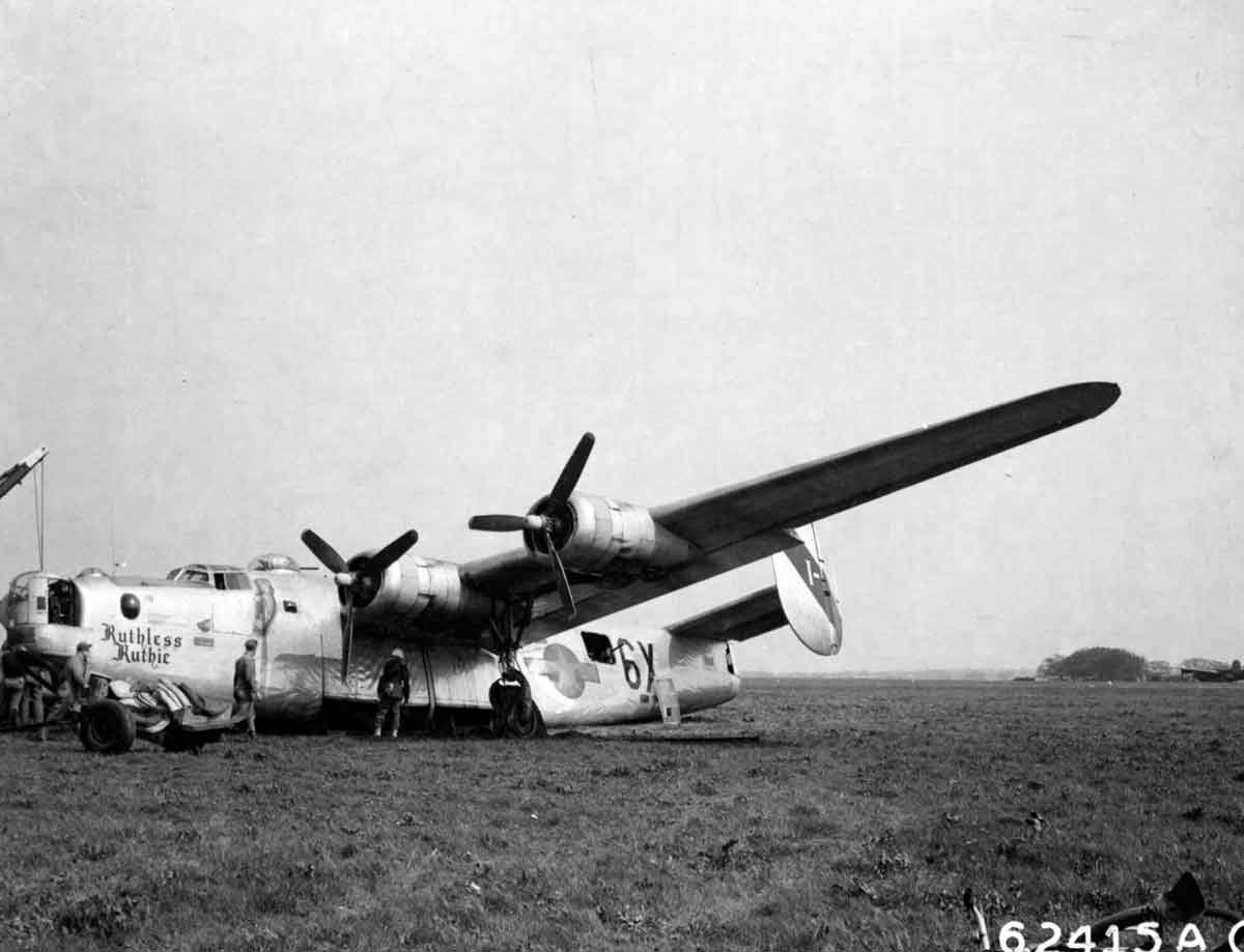 Đây là con số cực kỳ lớn vì phần lớn trong tổng số 31 nhiệm vụ nói trên, chiếc Hot Stuff thường trở về trong trạng thái... bầm dập. Tuy nhiên không hiểu phép màu nào đã khiến kíp chiến đấu trên chiếc B-24 này sống sót khoẻ mạnh suốt thời gian tham chiến với Hot Stuff. Nguồn ảnh: Warhistoryonline.