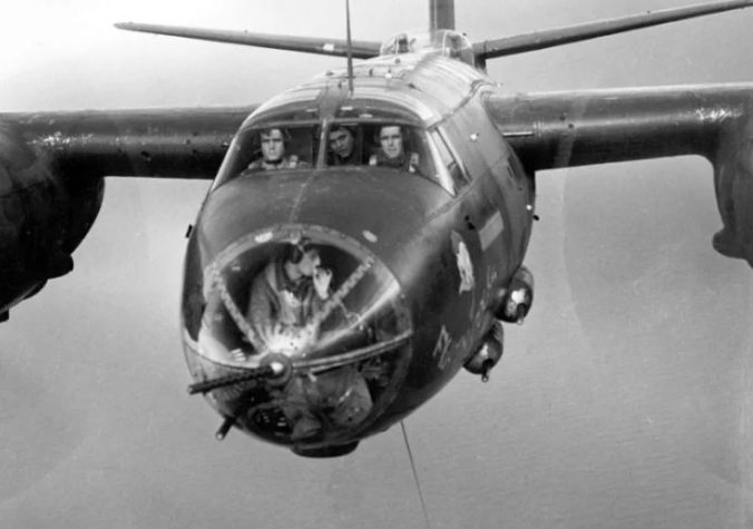 Thực tế thì phải qua sinh nhật thứ 18 của mình, Marty Sidener mới hoàn thành khoá học tại trường đào tạo Không quân và trong khi bạn bè đồng trang lứa còn đang học lái xe hơi thì Marty đã bắt đầu tung cánh trên mặt trận Đức. Nguồn ảnh: Warhistoryonline.