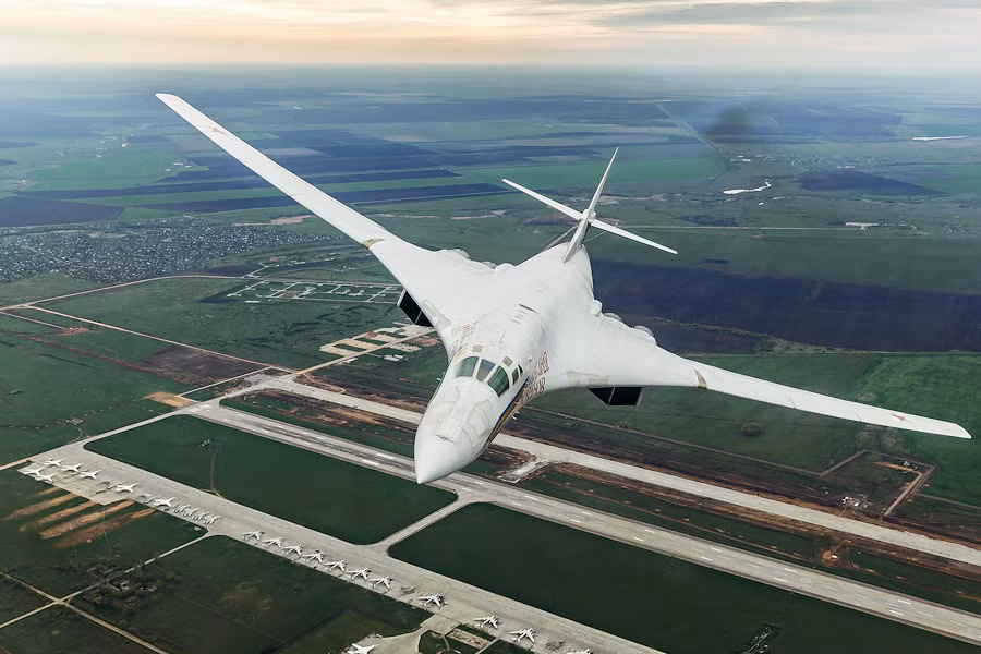 Máy bay được trang bị động cơ NK-32 thế hệ hai cho phép Tu-160M2 tăng khả năng hoạt động với tầm bay lớn hơn và thời gian bay trên không lâu hơn so với các phiên bản Tu-160 trước đây. Nguồn ảnh: Forces.