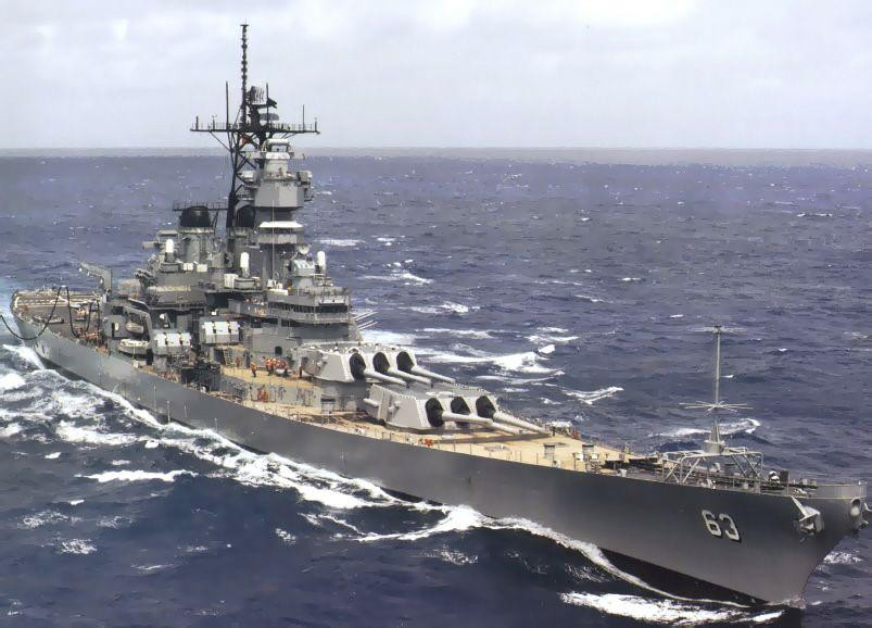 Nằm cảng suốt hơn 30 năm, USS Missouri lại tiếp tục được nhập ngũ lại vào năm 1986 - đây chính là lý do vì sao USS Missouri dù tham chiến ở Hàn Quốc nhưng vẫn không có mặt trong Chiến tranh Việt Nam, đơn giản là trong thời gian bị loại biên lần một của nó, Chiến tranh Việt Nam đã kết thúc. Nguồn ảnh: BI.
