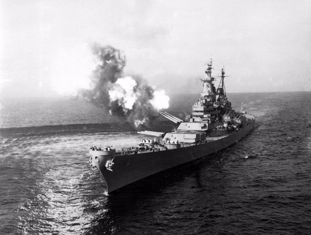 Thiết giáp hạm USS Missouri cũng chính là nơi Nhật ký văn kiện đầu hàng Mỹ không điều kiện sau khi Chiến tranh Thế giới thứ hai kết thúc. Nguồn ảnh: Pinterest.