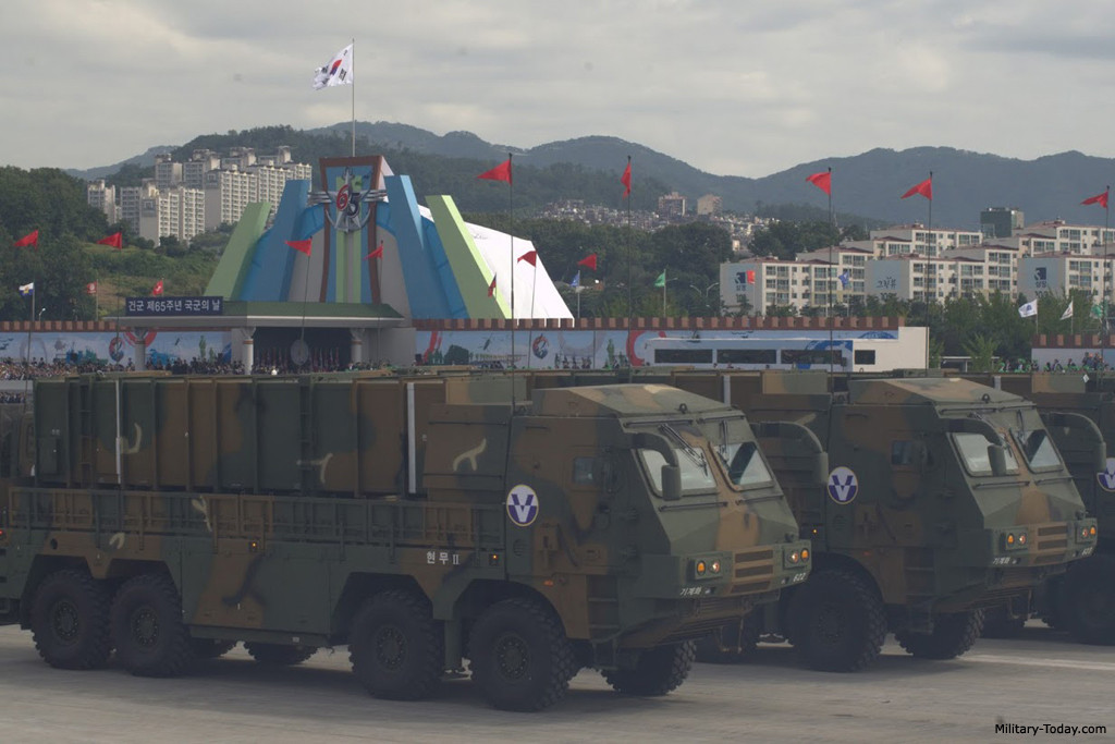 Bẵng đi tới tận năm 2001, chính phủ Hàn Quốc mới cho biết họ vẫn sẽ tiếp tục tự phát triển một phiên bản tiếp theo của Huynmoo mang tên Huynmoo 2 với tầm bắn được gia tăng lên tới 300 km và mang theo đầu đạn tối đa 500 kg. Nguồn ảnh: Military-today.