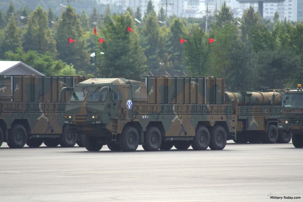 Sự ra đời của tên lửa đạn đạo dòng Huynmoo ở Hàn Quốc bắt đầu với việc ký kết thoả thuận giữa nước này với Mỹ vào năm 1979, theo đó Mỹ sẽ giúp đỡ về mặt công nghệ để Hàn Quốc chế tạo được tên lửa có tầm bắn xa hơn 179 km. Nguồn ảnh: Military-today.