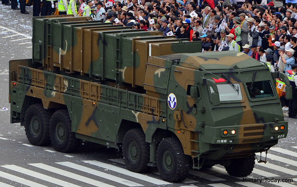 Hyunmoo trong tiếng Hàn Quốc có nghĩa là "vệ binh bầu trời phương Bắc". Tên lửa Hyunmoo 2 được phát triển từ tên lửa đạn đạo Hyunmoo vốn đã được xuất hiện trong biên chế Quân đội Hàn Quốc từ những năm 90 của thế kỷ trước. Nguồn ảnh: Military-today.