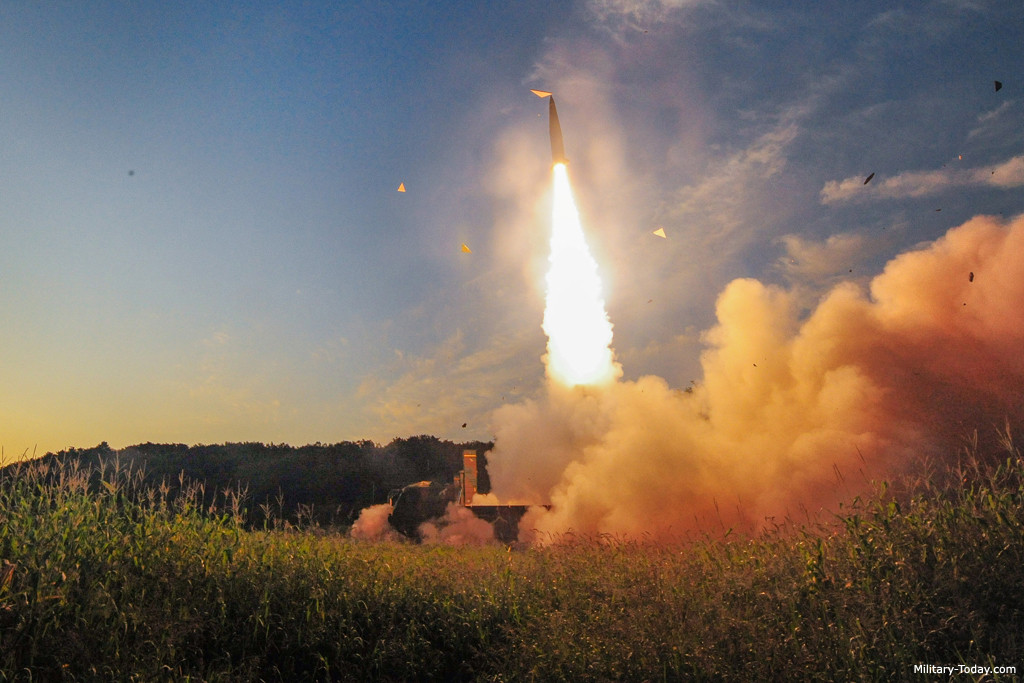 Tên lửa được đặt trên xe phóng sử dụng động cơ diesel với tốc độ di chuyển tối đa có thể lên tới 70 km và được cho là có tầm hoạt động lên tới 1000 km - nghĩa là có thể di chuyển tới mọi vùng trong lãnh thổ nội địa của Hàn Quốc mà không cần tiếp tế nhiên liệu. Nguồn ảnh: Military-today.