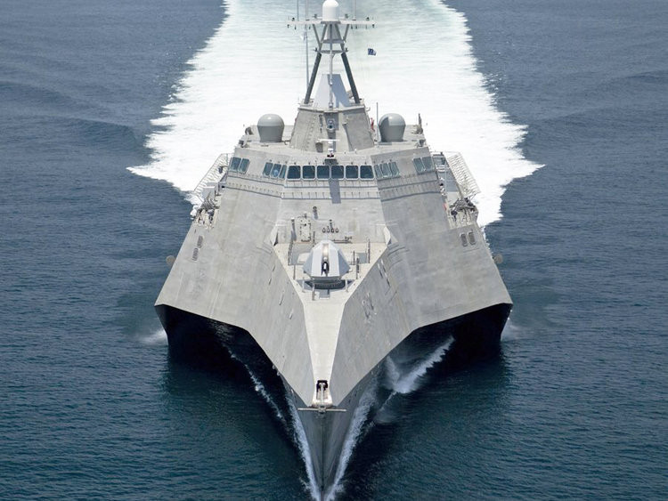 Hiện tại, các tàu chiến đấu ven bờ Independence được trang bị hoả lực bao gồm một khẩu hải pháo Mk 110 cỡ nòng 57 mm cùng với một hệ thống pháo cao tốc Raytheon SeaRAM, bốn súng máy cỡ nòng 12,7mm, 2 khẩu pháo tự động Mk44 30 mm cùng 24 ống phóng tên lửa AGM-114L đối đất. Nguồn ảnh: BI.