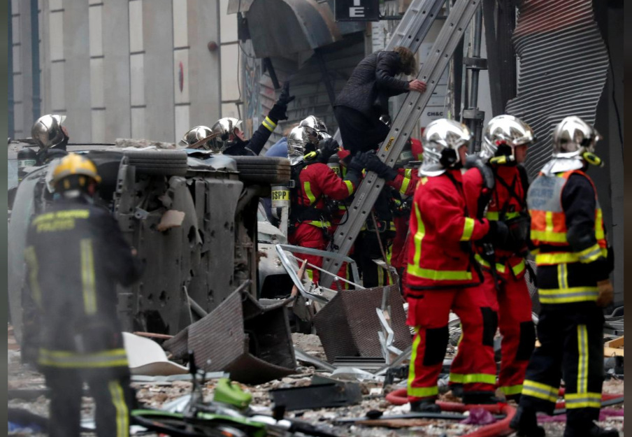 Ngay lập tức lực lượng cứu hộ đã có mặt để thực hiện các biện pháp khắc phục hậu quả, tìm kiếm và đưa các nạn nhân tới trung tâm y tế gần nhất. Nguồn ảnh: Reuters.