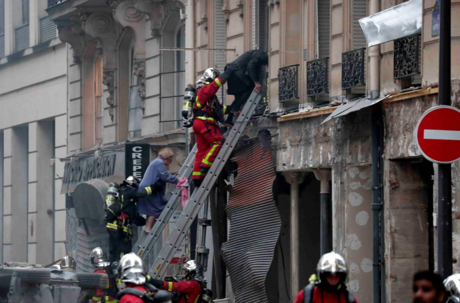 Sóng sung kích từ vụ nổ làm vỡ rất nhiều cửa kính của các tòa nhà xung quanh và cũng khiến nhiều xe hơi bị hư hỏng. Nguồn ảnh: Reuters.