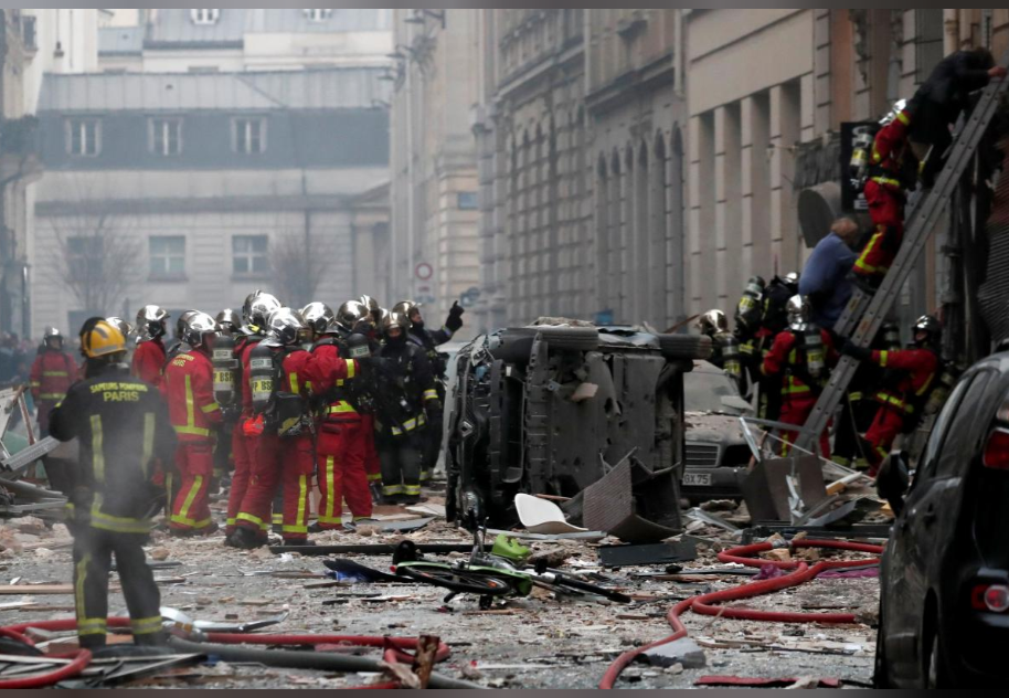 Qua những bức ảnh từ hiện trường có thể thấy, đây khó có thể là một vụ đánh bom vì dù thiệt hại là khá lớn nhưng không có dấu hiệu của thuốc nổ hay hố bom trong khu vực hiện trường. Nguồn ảnh: Reuters.