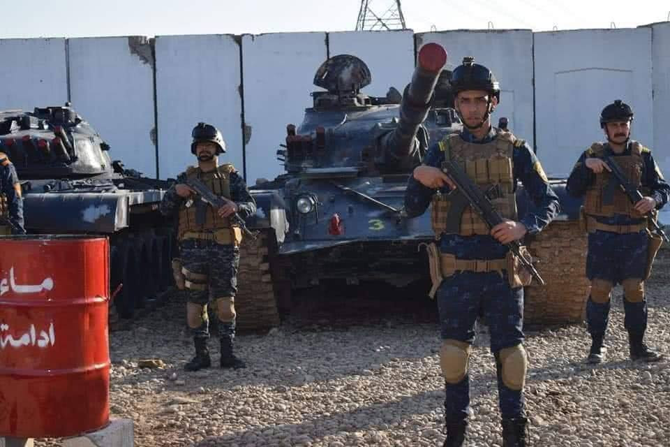 Trong các bức ảnh hiện trường này, có thể thấy lực lượng cảnh sát Iraq có trang bị với súng trường tấn công AK và các loại áo giáp tiêu chuẩn dành cho quân đội. Nguồn ảnh: QQ.