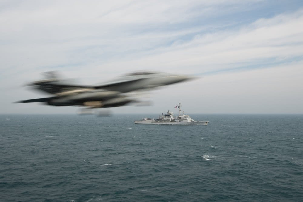 Chiến đấu cơ EA-18G thuộc phi đội tác chiến điện tử VAQ-133 cất cánh từ tàu sân bay USS John C. Stennis của Hải quân Mỹ đang lượn bên khinh hạm Cassard của Hải quân Pháp. Nguồn ảnh: QQ.
